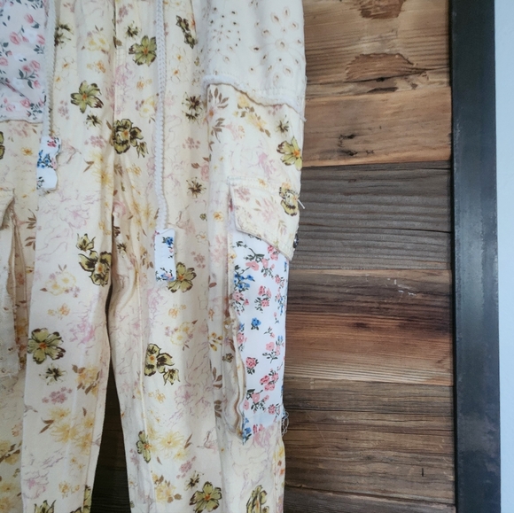 NWOT POL Natural Cream Floral Print Patched Cotton Cargo Joggers Size LARGE - Picture 5 of 7